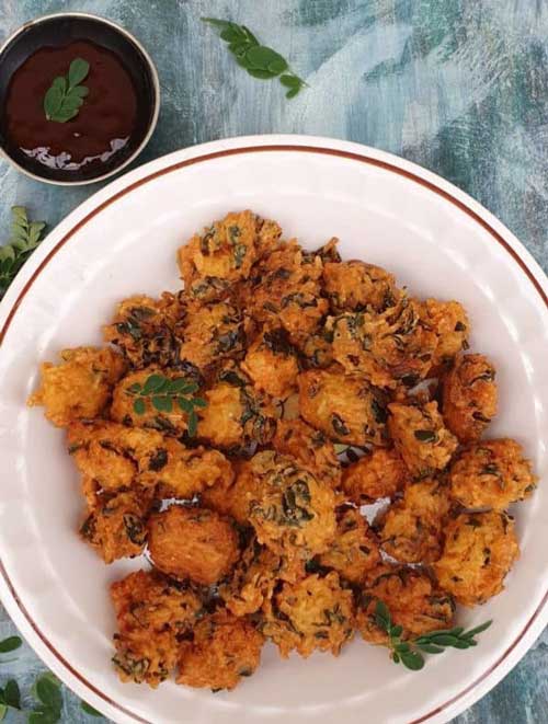 Crispy rice and moringa leaves pakoras